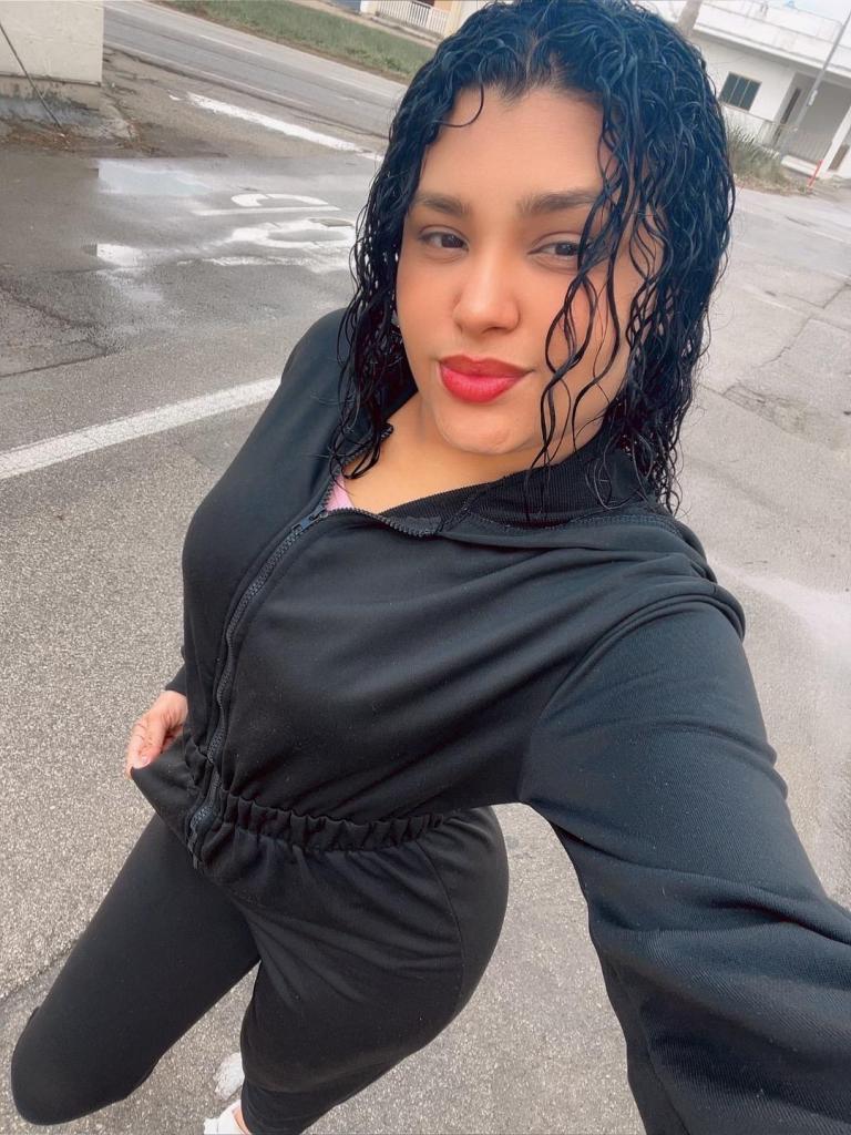 663180651: Chica busca chico en Sevilla